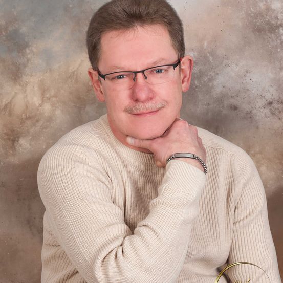 Bild enthält, Face, Head, Person, Photography, Portrait, Smile, Glasses, Adult, Male, Man