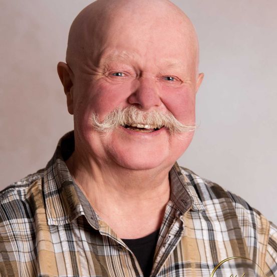 Bild enthält, Head, Person, Face, Adult, Male, Man, Shirt, Mustache, Portrait, Smile