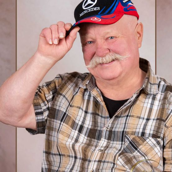 Bild enthält, Baseball Cap, Cap, Hat, Head, Person, Face, Mustache, Adult, Male, Man