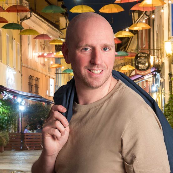 Bild enthält, Person, Photography, Portrait, Finger, City, Street, Urban, Shelter, T-Shirt, Man