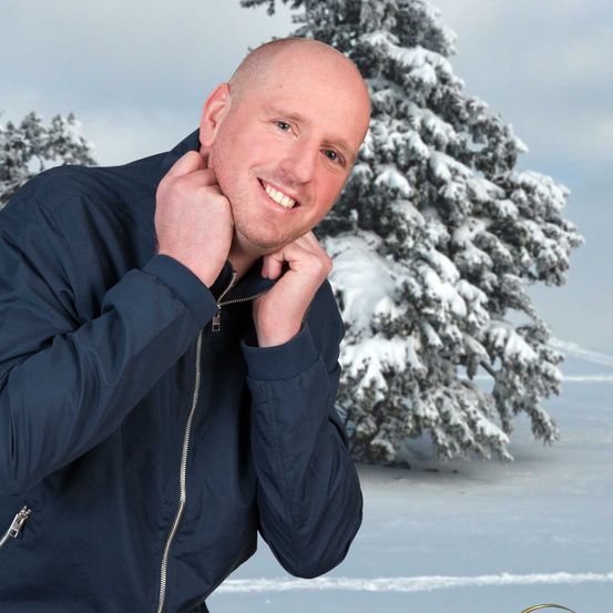 Bild enthält, Coat, Person, Photography, Portrait, Jacket, Tree, Vegetation, Adult, Male, Man