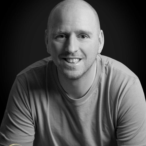 Bild enthält, Face, Head, Person, Photography, Portrait, T-Shirt, Smile, Adult, Male, Man