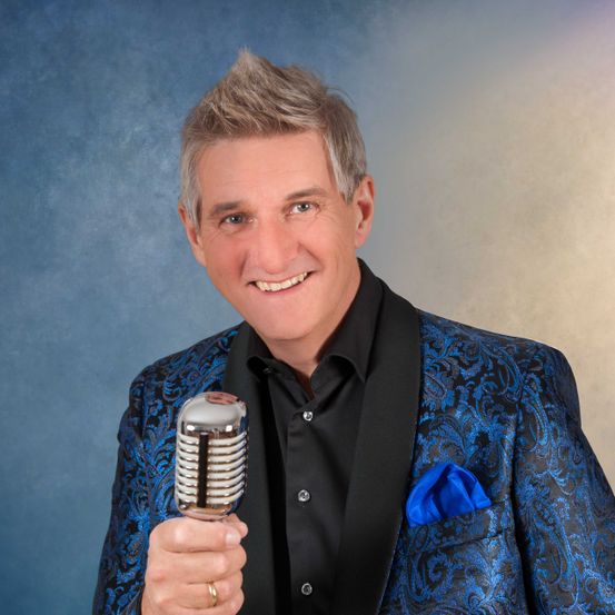 Bild enthält, Microphone, Person, Photography, Portrait, Formal Wear, Tie, Suit, Finger, Blazer, Ring