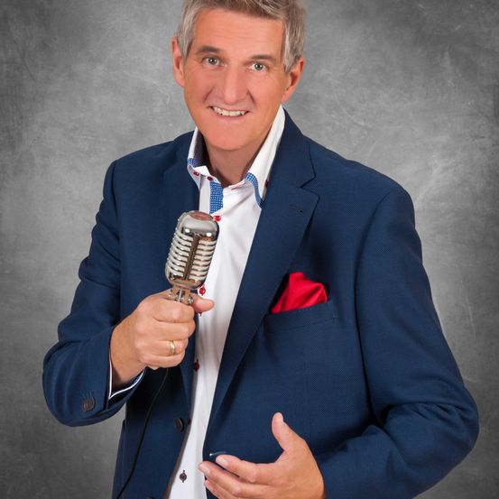 Bild enthält, Microphone, Blazer, Coat, Jacket, Formal Wear, Suit, Finger, Person, Tie, Man