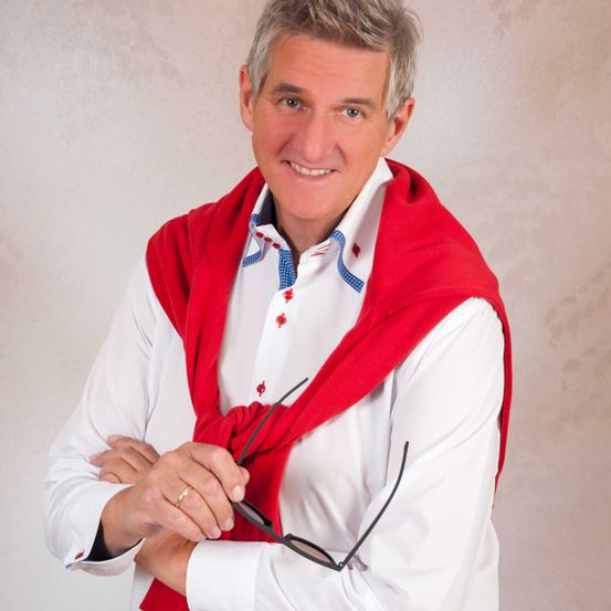 Bild enthält, Coat, Shirt, Adult, Male, Man, Person, Portrait, Finger, Formal Wear, Tie