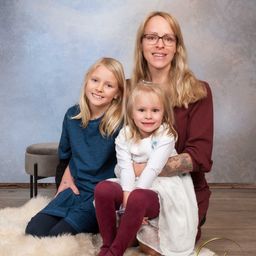 Bild enthält, Face, Person, Photography, Portrait, People, Pants, Blouse, Child, Female, Girl