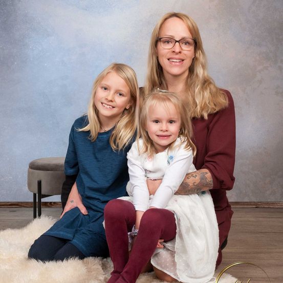 Bild enthält, Face, Person, Photography, Portrait, People, Pants, Blouse, Child, Female, Girl