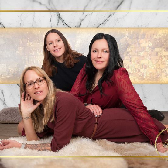 Bild enthält, Face, Head, Person, Photography, Portrait, Adult, Female, Woman, People, Couch