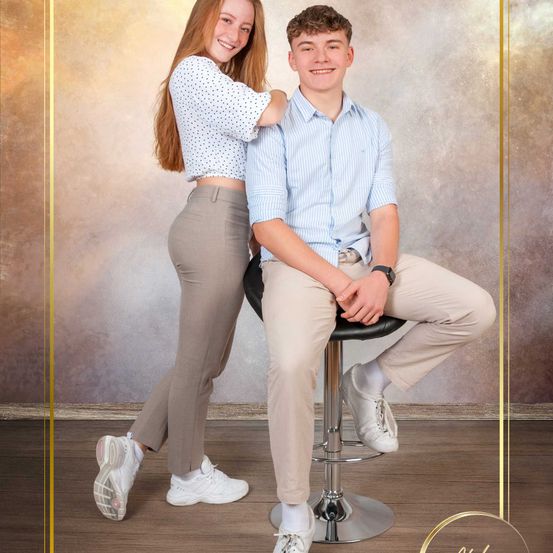 Bild enthält, Shoe, Photography, Person, Portrait, Pants, Blouse, Sitting, Boy, Male, Teen