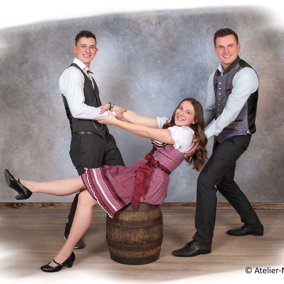 Bild enthält, Shoe, Formal Wear, Tie, Vest, Person, Photography, Portrait, Suit, Shirt, Man