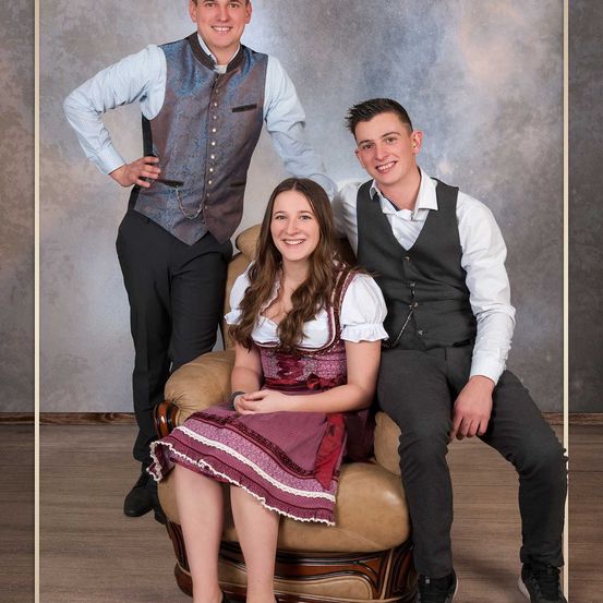 Bild enthält, Vest, Pants, Shirt, Formal Wear, Suit, Photography, Portrait, Tie, Blouse, Shoe