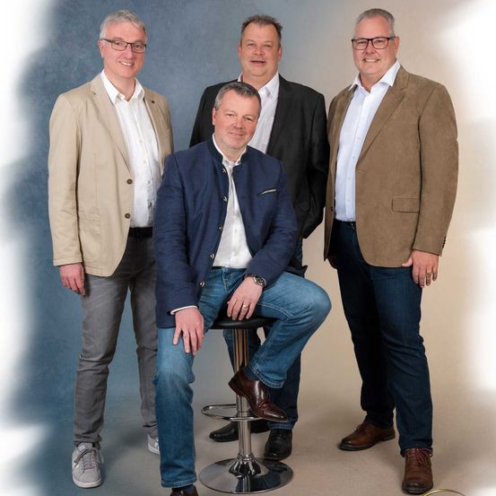 Bild enthält, Blazer, Coat, Jacket, Pants, Shoe, Adult, Male, Man, Person, People