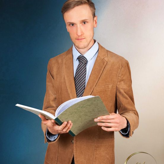 Bild enthält, Blazer, Coat, Jacket, Formal Wear, Suit, Person, Reading, Adult, Male, Man