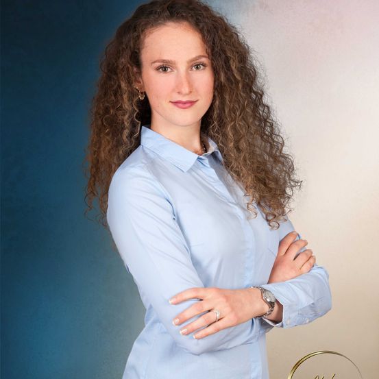 Bild enthält, Blouse, Long Sleeve, Sleeve, Shirt, Person, Photography, Portrait, Adult, Female, Woman