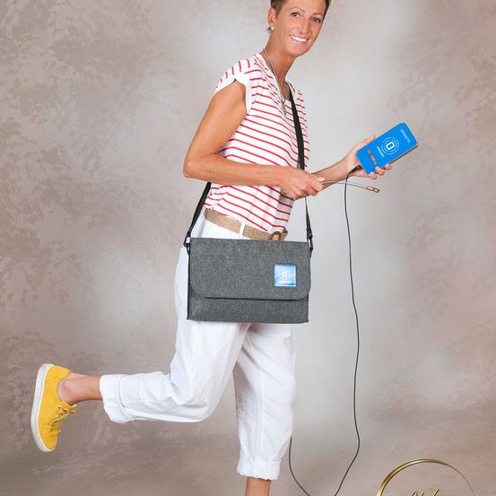 Bild enthält, Accessories, Bag, Handbag, Purse, Shoe, Sneaker, Person, Portrait, Credit Card, Teen