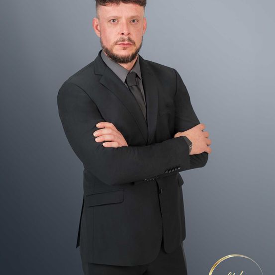 Bild enthält, Formal Wear, Suit, Tuxedo, Person, Photography, Portrait, Blazer, Adult, Male, Man