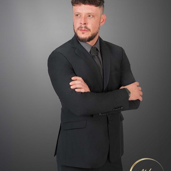 Bild enthält, Formal Wear, Suit, Tuxedo, Person, Photography, Portrait, Adult, Male, Man, Blazer