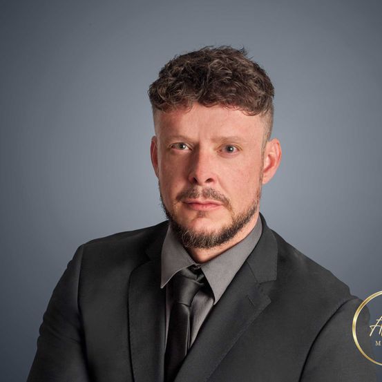 Bild enthält, Formal Wear, Tie, Head, Person, Photography, Portrait, Suit, Adult, Male, Man