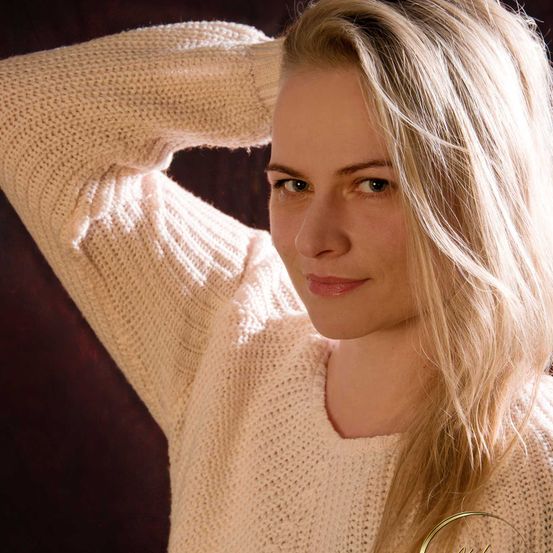 Bild enthält, Clothing, Knitwear, Sweater, Blonde, Hair, Person, Adult, Female, Woman