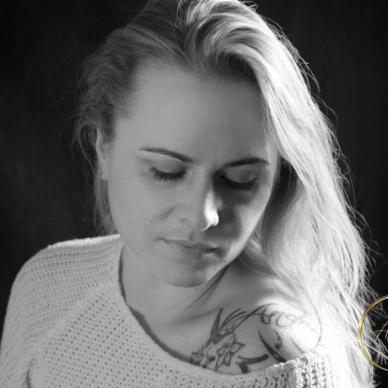 Bild enthält, Face, Head, Person, Photography, Portrait, Adult, Female, Woman, Skin, Tattoo