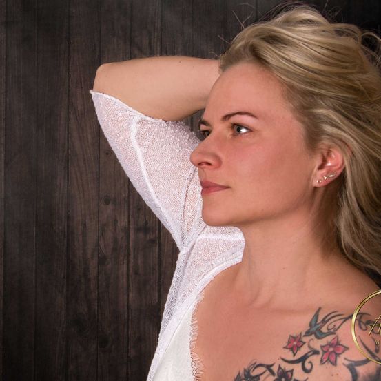 Bild enthält, Person, Skin, Tattoo, Adult, Female, Woman, Face, Head, Portrait, Blonde