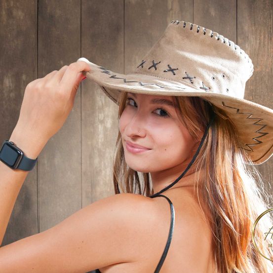 Bild enthält, Clothing, Hat, Sun Hat, Beachwear, Person, Aircraft, Airplane, Transportation, Vehicle