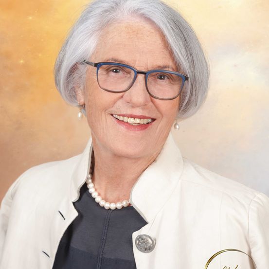 Bild enthält, Person, Photography, Portrait, Coat, Accessories, Necklace, Glasses, Blazer, Lady, Woman