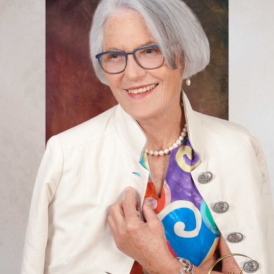 Bild enthält, Person, Portrait, Blazer, Coat, Jacket, Lady, Accessories, Necklace, Finger, Smile