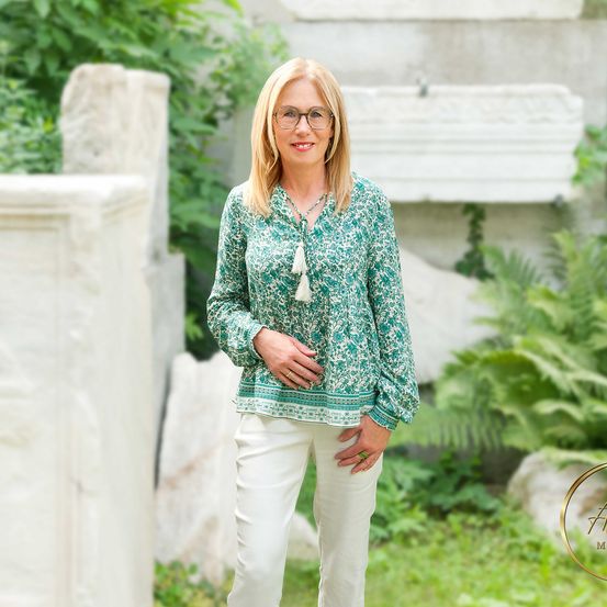 Bild enthält, Blouse, Adult, Female, Person, Woman, Blonde, Long Sleeve, Sleeve, Pants, Sweater