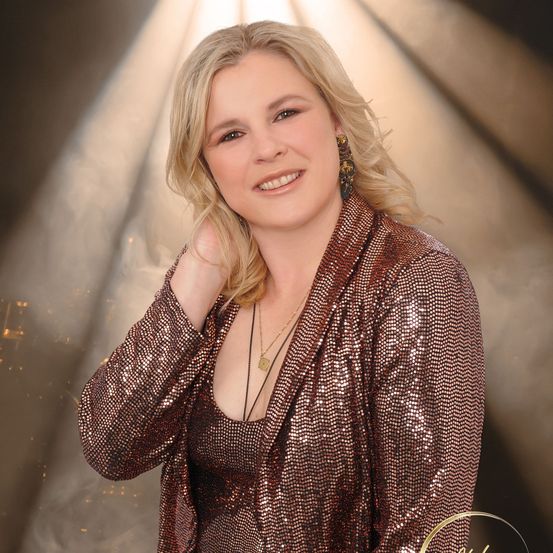 Bild enthält, Blonde, Person, Photography, Portrait, Dress, Formal Wear, Blouse, Smile, Evening Dress, Woman