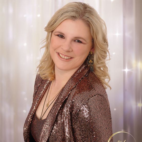 Bild enthält, Blonde, Person, Formal Wear, Photography, Portrait, Dress, Adult, Female, Woman, Smile