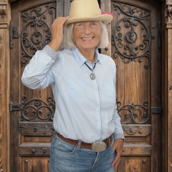 Bild enthält, Hat, Sun Hat, Pants, Adult, Female, Person, Woman, Jeans, Shirt, Face