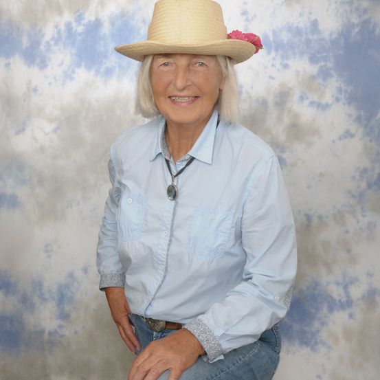 Bild enthält, Hat, Sun Hat, Adult, Female, Person, Woman, Shirt, Jeans, Face, Cowboy Hat