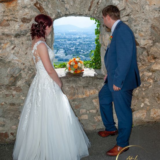 Bild enthält, Dress, Flower Arrangement, Flower Bouquet, Formal Wear, Fashion, Gown, Adult, Bride, Person, Woman