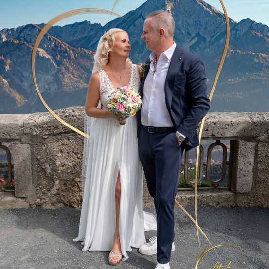 Bild enthält, Dress, Flower Arrangement, Formal Wear, Flower Bouquet, Gown, Wedding Gown, Adult, Bride, Person, Woman