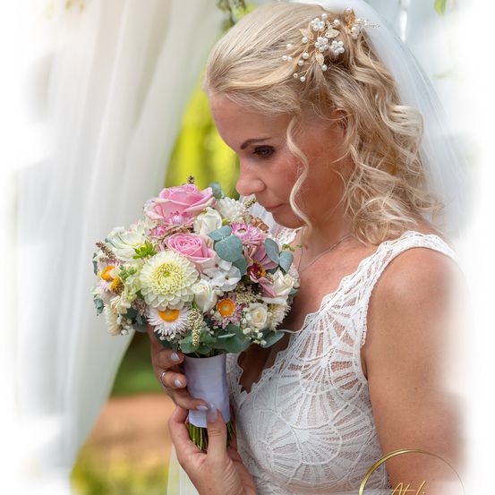 Bild enthält, Flower, Flower Arrangement, Flower Bouquet, Adult, Bride, Female, Person, Woman, Dress, Face