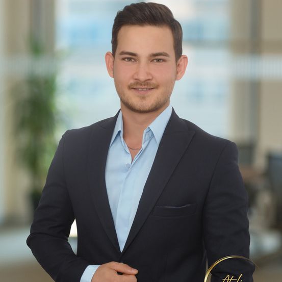 Bild enthält, Formal Wear, Suit, Blazer, Coat, Adult, Male, Man, Person, Tie, Face