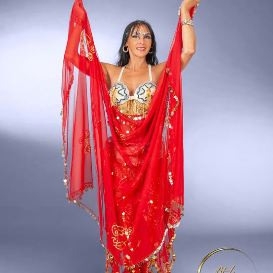 Bild enthält, Dancing, Person, Adult, Bride, Female, Woman, Dress, Dance Pose, Face, Formal Wear