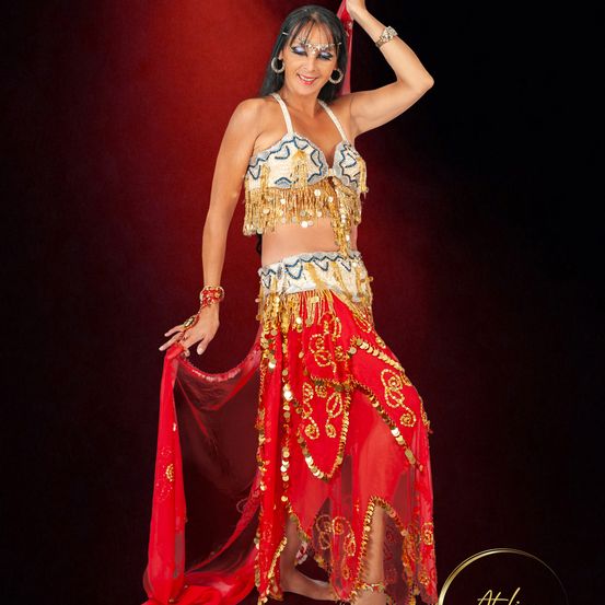 Bild enthält, Dancing, Person, Adult, Bride, Female, Woman, Dance Pose, Dress, Solo Performance, Face