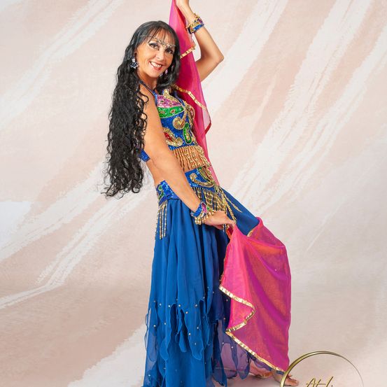 Bild enthält, Dancing, Person, Adult, Female, Woman, Dress, Face, Formal Wear, Solo Performance, Dance Pose