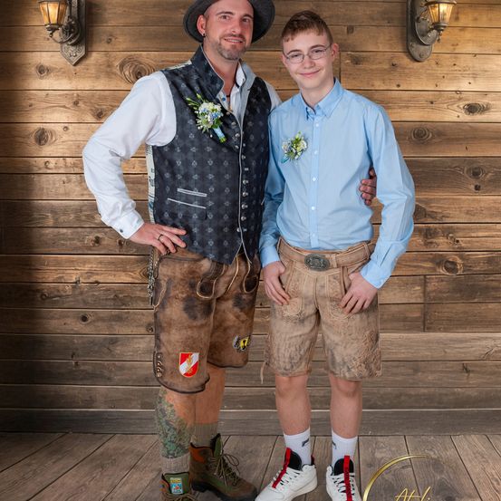 Bild enthält, Shorts, Vest, Wood, Interior Design, Shirt, Shoe, Pants, Boy, Person, Teen