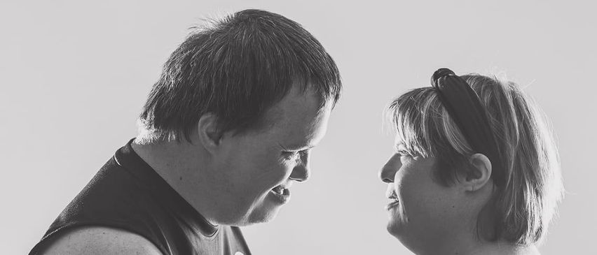 Bild enthält, Advertisement, Poster, Adult, Female, Person, Woman, Male, Man, Photography, Portrait