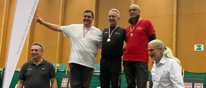 Bild enthält, Adult, Male, Man, Person, Pants, Shoe, Wristwatch, Groupshot, Glasses, Head