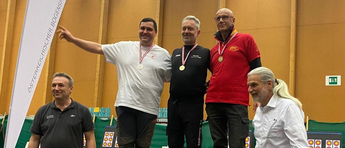 Bild enthält, Adult, Male, Man, Person, Pants, Shoe, Wristwatch, Groupshot, Glasses, Head