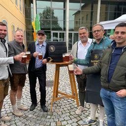 Bild enthält, Urban, Adult, Male, Man, Person, People, Fun, Party, Beer, Coat