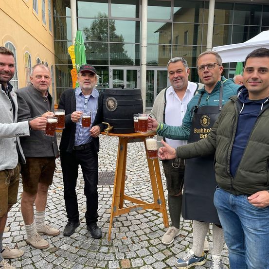 Bild enthält, Urban, Adult, Male, Man, Person, People, Fun, Party, Beer, Coat