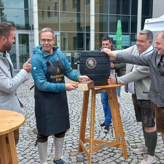 Bild enthält, Adult, Male, Man, Person, Furniture, Table, Body Part, Hand, Face, Advertisement