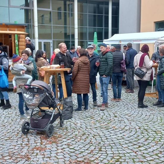 Bild enthält, People, Person, Coat, Adult, Male, Man, Shoe, Jeans, Urban, Handbag