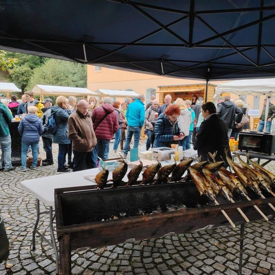 Bild enthält, Person, Adult, Male, Man, Urban, Jacket, Bbq, Cooking, Jeans, Market