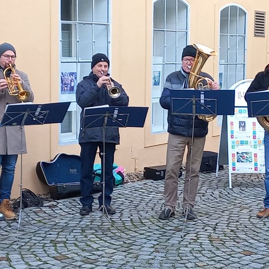 Bild enthält, Adult, Male, Man, Person, Musical Instrument, Tuba, Shoe, Group Performance, Coat, Music Band
